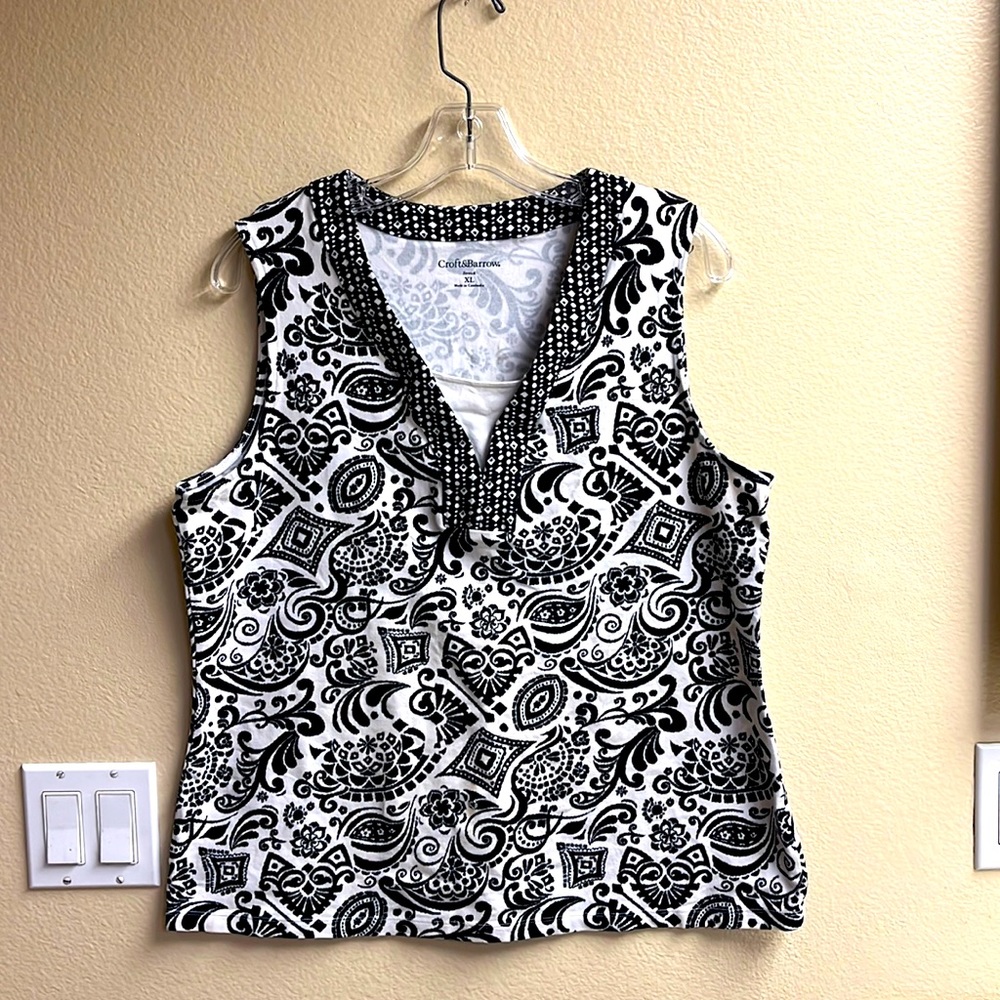 Croft & Barrow Womens sleeveless multi pattern black white blouse